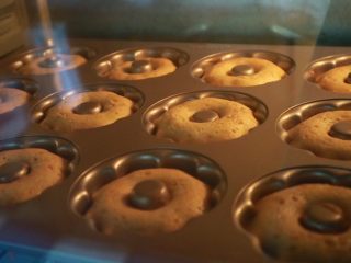 14、焦糖香蕉玛德琳花环,在泡打粉的作用下，面糊会微微膨胀