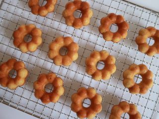 15、焦糖香蕉玛德琳花环,出炉后马上倒扣脱模晾凉