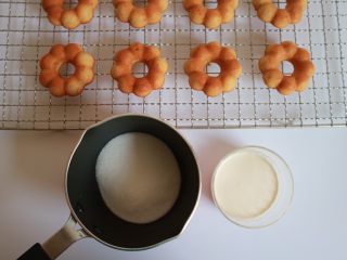 17、焦糖香蕉玛德琳花环,接下来准备焦糖奶酱的材料，将淡奶油事先加热