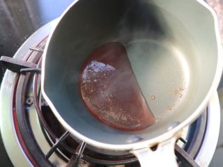 18、焦糖香蕉玛德琳花环,细砂糖放入奶锅中中小火加热至融化，这一步不要随意翻拌，以免细砂糖反砂，如果怕操作不好的小伙伴可以看看我的课程回放，状态都可以掌握得比较到位