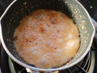 19、焦糖香蕉玛德琳花环,焦糖液做好后马上倒入热的淡奶油，混合均匀