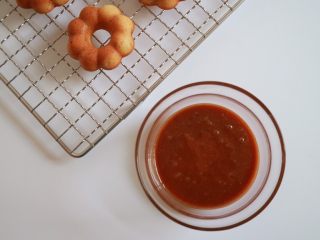 20、焦糖香蕉玛德琳花环,最后倒入碗中，焦糖奶酱就做好了