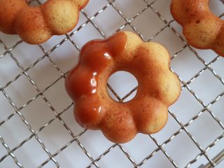 21、焦糖香蕉玛德琳花环,在花环一角沾上焦糖奶酱