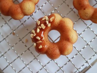 22、焦糖香蕉玛德琳花环,然后撒上你喜欢的坚果碎