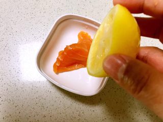 3、三文鱼紫菜饭团,挤入几滴柠檬汁