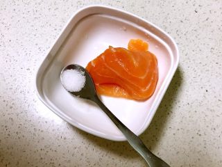 4、三文鱼紫菜饭团,加入少许精盐