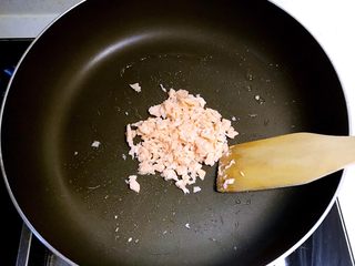 11、三文鱼紫菜饭团,三文鱼煎制全熟后用木铲切成碎末