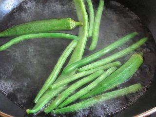 1、熊猫趣味早餐饼,想烧开水，锅内放少许盐和几滴油，烧开后四季豆放入煮1分钟捞出