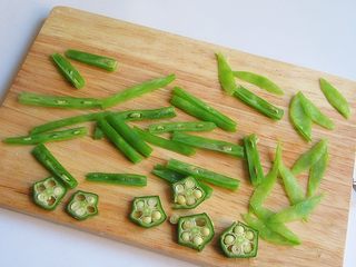 5、熊猫趣味早餐饼,四季豆对半切开，分成一段一段