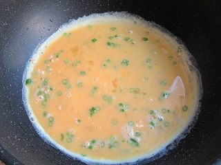 8、熊猫趣味早餐饼,倒入蛋液，开小火烙