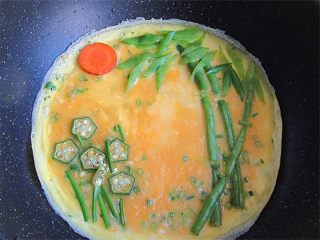 10、熊猫趣味早餐饼,秋葵切片做花草。胡萝卜切片做红日，还可以用边角料剪成小草摆上