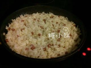 3、辣肠芝心炸饭团,大火煮开，水开后转中小火, 煮20-25分钟，这时水分几乎收干