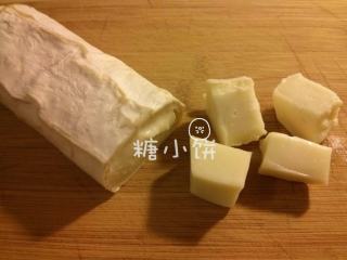5、辣肠芝心炸饭团,山羊奶酪去除外面那层白绒，切成小块备用