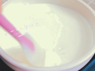 6、火龙果牛奶小方 宝宝辅食，颜值超高，口感清凉, 淡奶油、细砂糖都倒入锅中，将火打开，用勺子搅拌均匀。