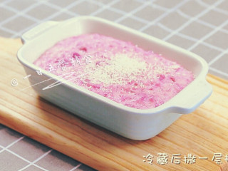 8、火龙果牛奶小方 宝宝辅食，颜值超高，口感清凉,冷藏好以后表面撒一层椰蓉。