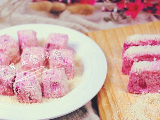 11、火龙果牛奶小方 宝宝辅食，颜值超高，口感清凉,只要你愿意，水果还可以用芒果，桑葚或者是紫薯粉等材料做成五彩的牛奶小方。