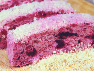 10、火龙果牛奶小方 宝宝辅食，颜值超高，口感清凉,火龙果没有完全打碎，可以让别人看出来这是火龙果而不是色素或者水果粉哦。烘焙私房定制的小伙伴们，客人一看就知道你是真材实料啦！