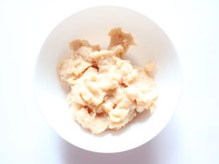 4、自制宝宝鸡肉蔬菜肠（适合24个月以上的宝宝）,肉馅搅拌好后取出，放入碗中备用