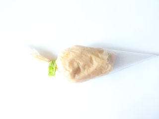 8、自制宝宝鸡肉蔬菜肠（适合24个月以上的宝宝）,将搅拌好的肉馅放入到裱花袋中，放入冰箱冷藏1小时