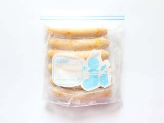 12、自制宝宝鸡肉蔬菜肠（适合24个月以上的宝宝）,吃不完放入保鲜袋冰箱冷冻即可