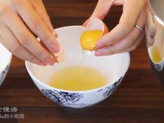 2、轻乳酪蛋糕,蛋黄和蛋清分离，蛋清倒入碗中