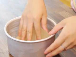 5、轻乳酪蛋糕,拿一块黄油涂抹在蛋糕盘内，底下垫上烘焙纸