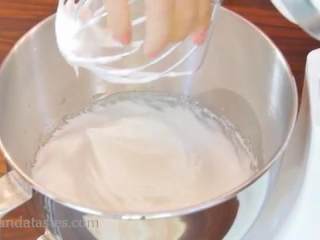 6、轻乳酪蛋糕,蛋清中加入细砂糖，打发