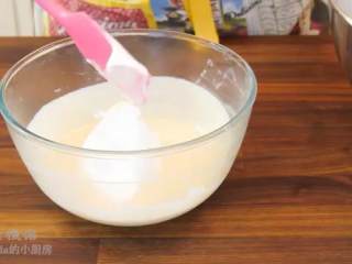 7、轻乳酪蛋糕,预热烤箱160度，把蛋清倒入面糊中拌匀