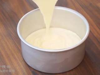 9、轻乳酪蛋糕,把面糊倒入蛋糕盘中，用刮刀抹平