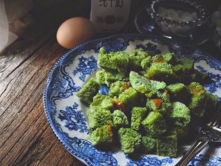 2、美貌早餐 抹茶面包布丁,将面包切成小块