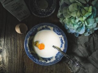 4、美貌早餐 抹茶面包布丁,再加入牛奶