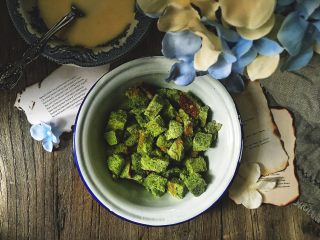 5、美貌早餐 抹茶面包布丁,将面包块倒入容器中