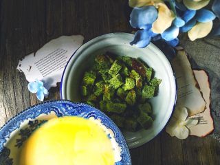 6、美貌早餐 抹茶面包布丁,倒入搅拌好的鸡蛋液