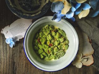 7、美貌早餐 抹茶面包布丁,搅拌好的样子如图，差不多都裹上蛋液即可