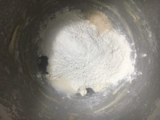 1、豹纹吐司,中种面团材料全部放厨师机里搅拌