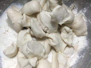 5、豹纹吐司,中种面团剪成小块放入