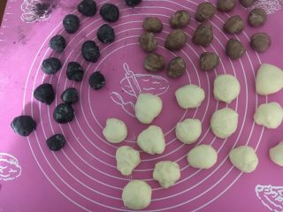 14、豹纹吐司,三种颜色的面团各自分割成15份,份量可以不用那么平均,有大有小即可,显得自然一些,后期制作的时候,大的面团对应大的面团就可以了