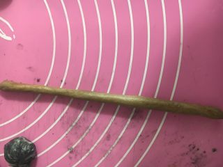 17、豹纹吐司,再慢慢地搓成长条,比吐司盒略短