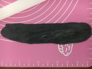 19、豹纹吐司,再继续擀竹炭粉的面团,擀的长度和可可的差不多长