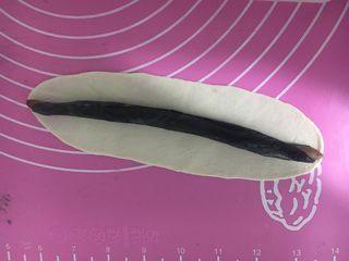 23、豹纹吐司,最后擀开白色面团,包裹黑色的