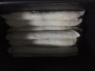 26、豹纹吐司,全部的都卷好放入,比较平整地堆好即可,不用太刻意的