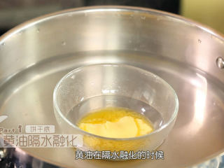 1、芒果流心慕斯,首先，把无盐黄油放入热水中隔水融化，在黄油隔水融化的期间，我们把消化饼用料理机打成粉末，没有料理机的朋友可以用擀面杖和保鲜袋来擀碎（可参考草莓慕斯中饼干底的做法）