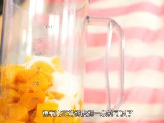 6、芒果流心慕斯,称取芒果泥所需的芒果果肉350克，加入细砂糖倒入料理机的容器里，把榨好的柠檬汁也一起倒进去