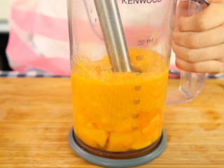 7、芒果流心慕斯,用料理机打成泥状，直到完全看不见芒果果肉为止，用称称出300克慕斯部分用的芒果泥，剩余的就用于芒果流心部分