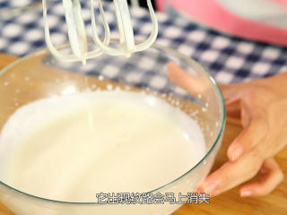 9、芒果流心慕斯,淡奶油什么都不用加，告诉打至变浓稠，出现纹路马上消失的状态