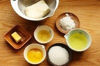 1、舒芙蕾芝士蛋糕,材料们。奶油奶酪和无盐黄油提前拿出来软化。