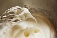 2、舒芙蕾芝士蛋糕,我通常会先打蛋白霜,然后放冰箱冷藏着,因为这样不用多洗一次打蛋头!蛋白+30g糖打到湿性发泡,就是打蛋头拔出来有尖角垂下。