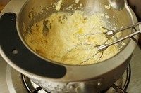 3、舒芙蕾芝士蛋糕,奶油奶酪+黄油+细砂糖隔水加热。