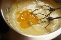 5、舒芙蕾芝士蛋糕,加入蛋黄打匀。