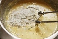 7、舒芙蕾芝士蛋糕,加入玉米淀粉拌匀。